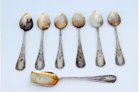  Conjunto de seis colheres de café e pá de açúcar com relevos de espigas nos cabos.